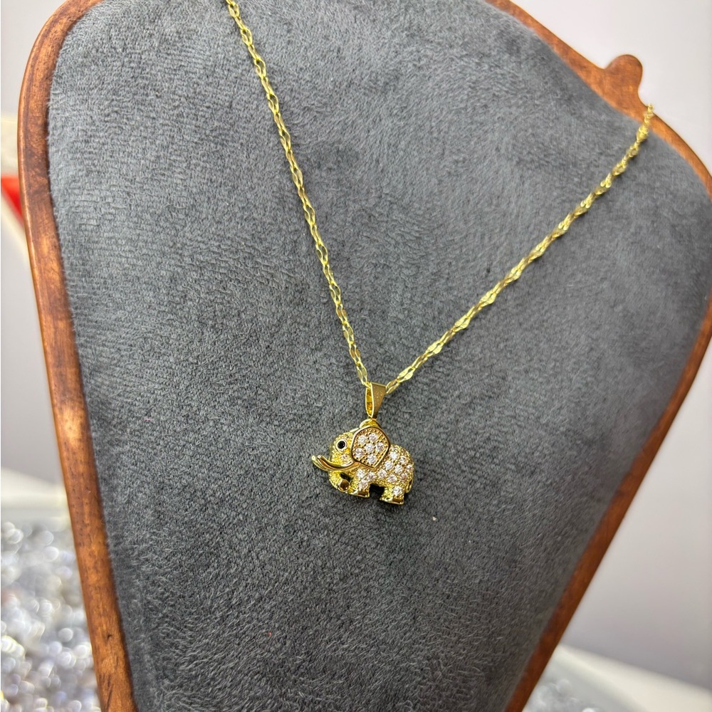 Elephant gold toned Pendant Necklace NIP - Picture 3 of 8